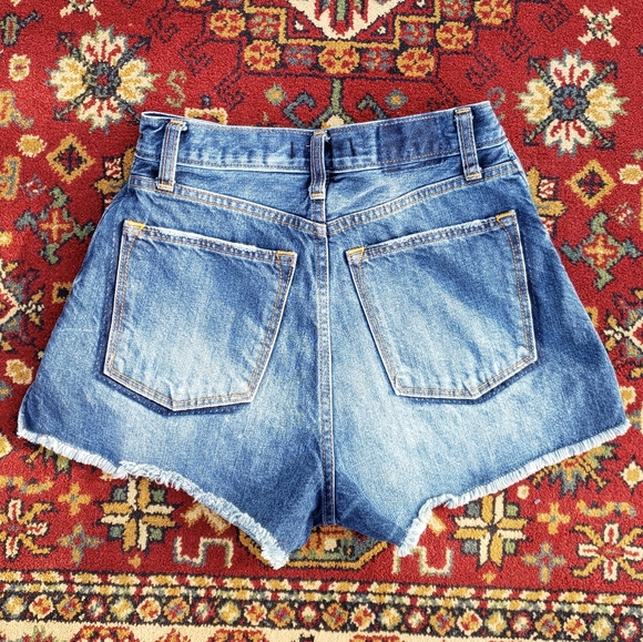 ⭐ ABERCROMBIE & FITCH | Distressed Denim Shorts - Picture 2 of 10